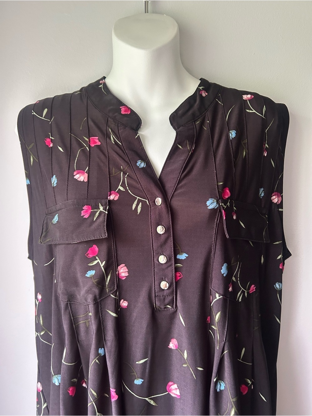 Sleeveless Black Floral Popover Blouse with Button Placket - Picture 2 of 11